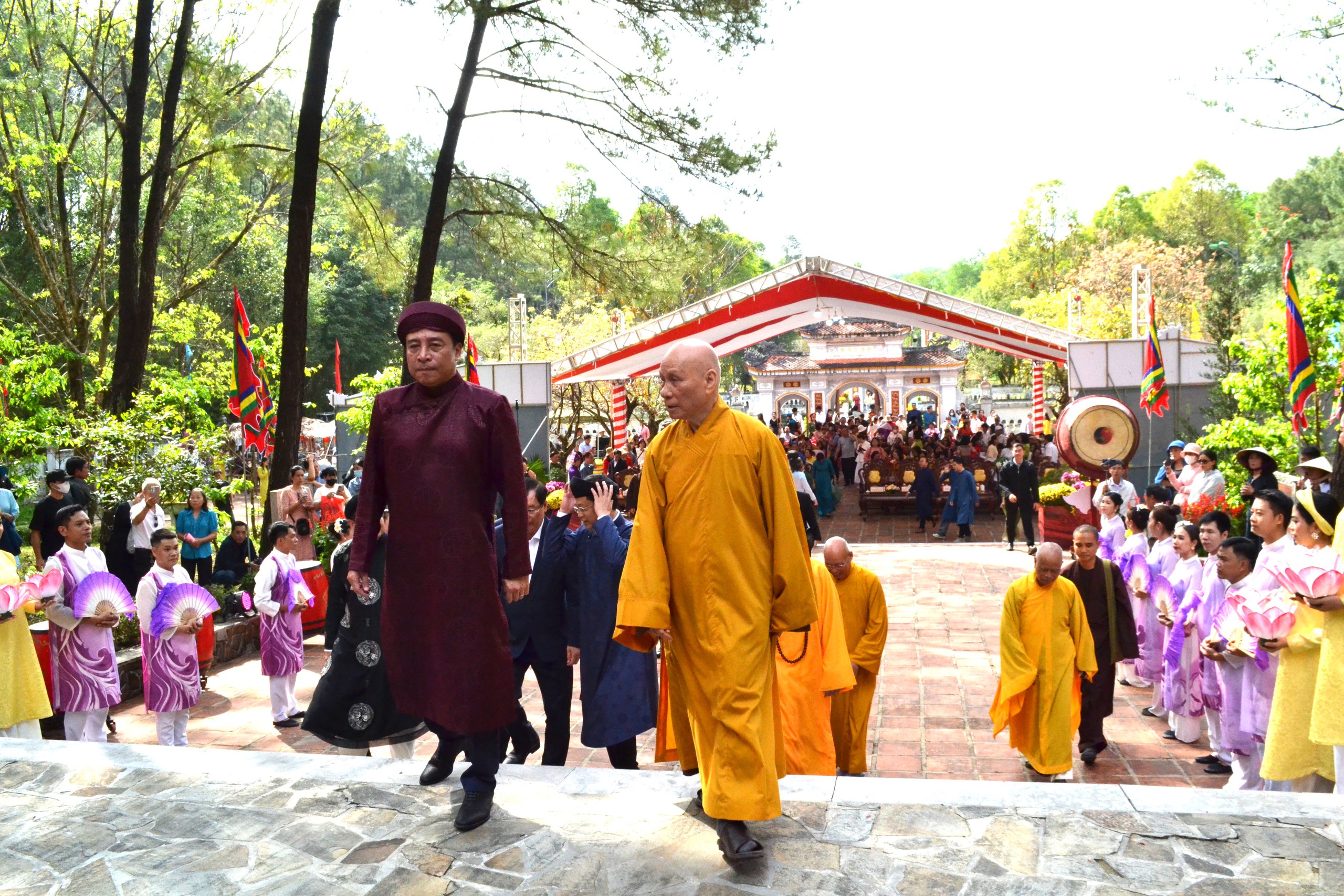 Huế: Hàng nghìn du khách dâng hương khai hội Huyền Trân- Ảnh 2. Huế: Hàng nghìn du khách dâng hương khai hội Huyền Trân- Ảnh 2.