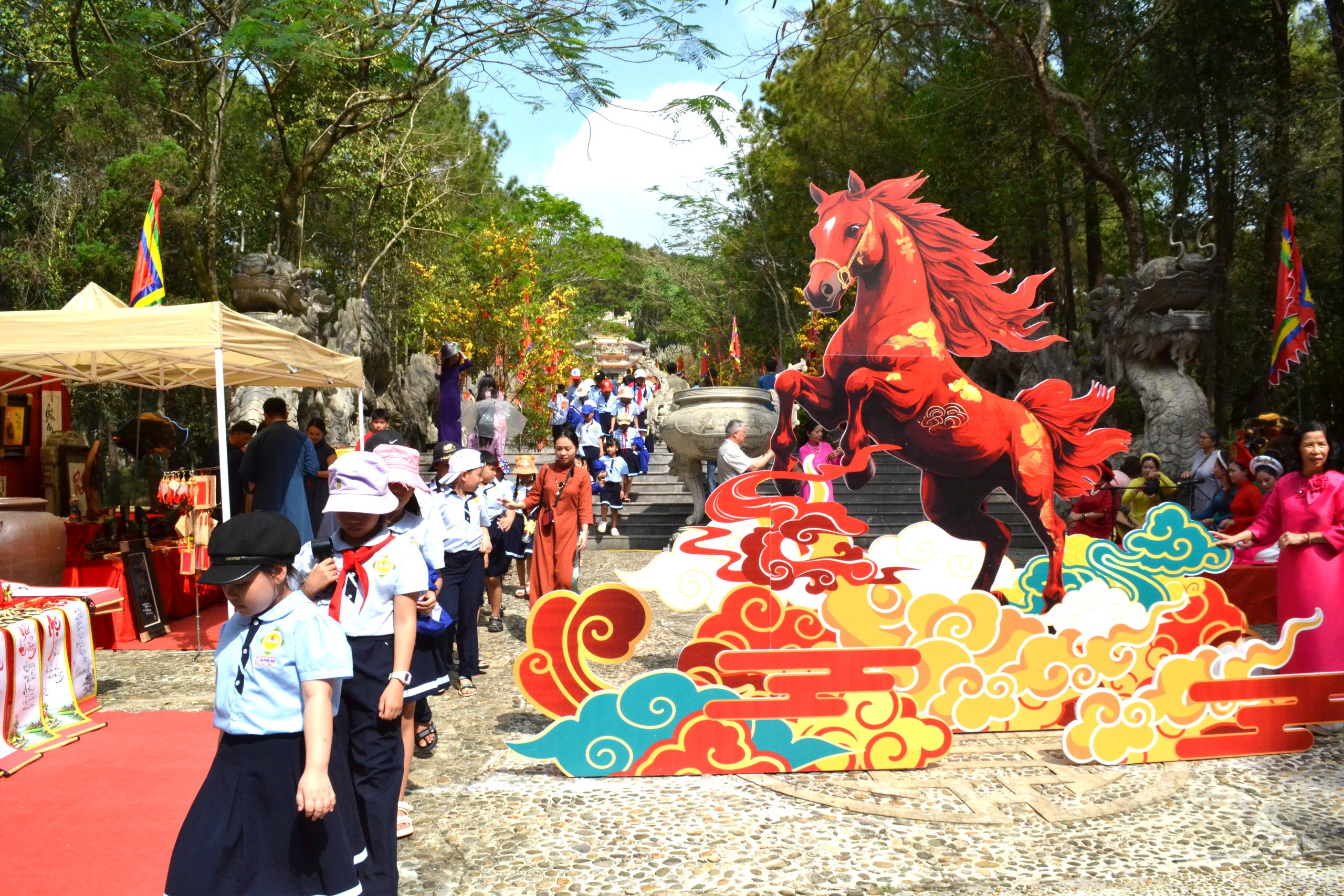 Huế: Hàng nghìn du khách dâng hương khai hội Huyền Trân- Ảnh 7. Huế: Hàng nghìn du khách dâng hương khai hội Huyền Trân- Ảnh 7.