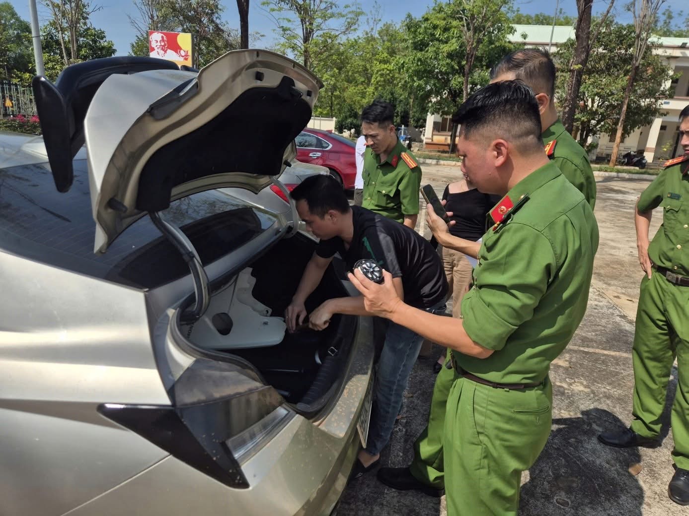 Bị bắt tạm giam v&igrave; d&ugrave;ng s&uacute;ng c&ocirc;ng cụ hỗ trợ v&agrave; b&igrave;nh xịt hơi cay tấn c&ocirc;ng con nợ- Ảnh 3.