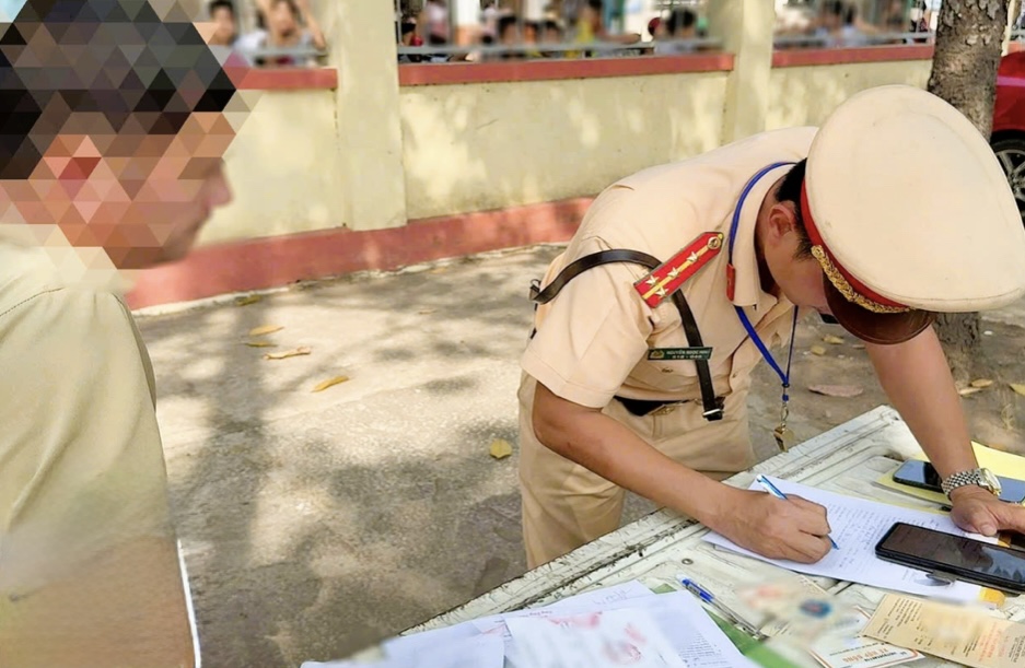 Xe 28 chỗ chở qu&aacute; 3 người, doanh nghiệp v&agrave; t&agrave;i xế xe kh&aacute;ch bị phạt 7,5 triệu đồng- Ảnh 1.