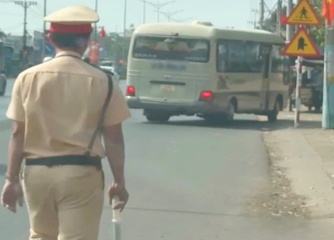 Xe 28 chỗ chở qu&aacute; 3 người, doanh nghiệp v&agrave; t&agrave;i xế xe kh&aacute;ch bị phạt 7,5 triệu đồng- Ảnh 2.