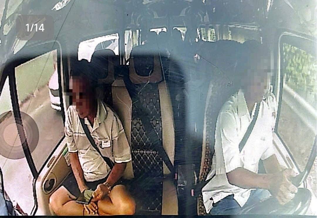 CSGT xử phạt nhiều tài xế sử dụng điện thoại khi lưu thông trên cao tốc- Ảnh 1. CSGT xử phạt nhiều tài xế sử dụng điện thoại khi lưu thông trên cao tốc- Ảnh 1.