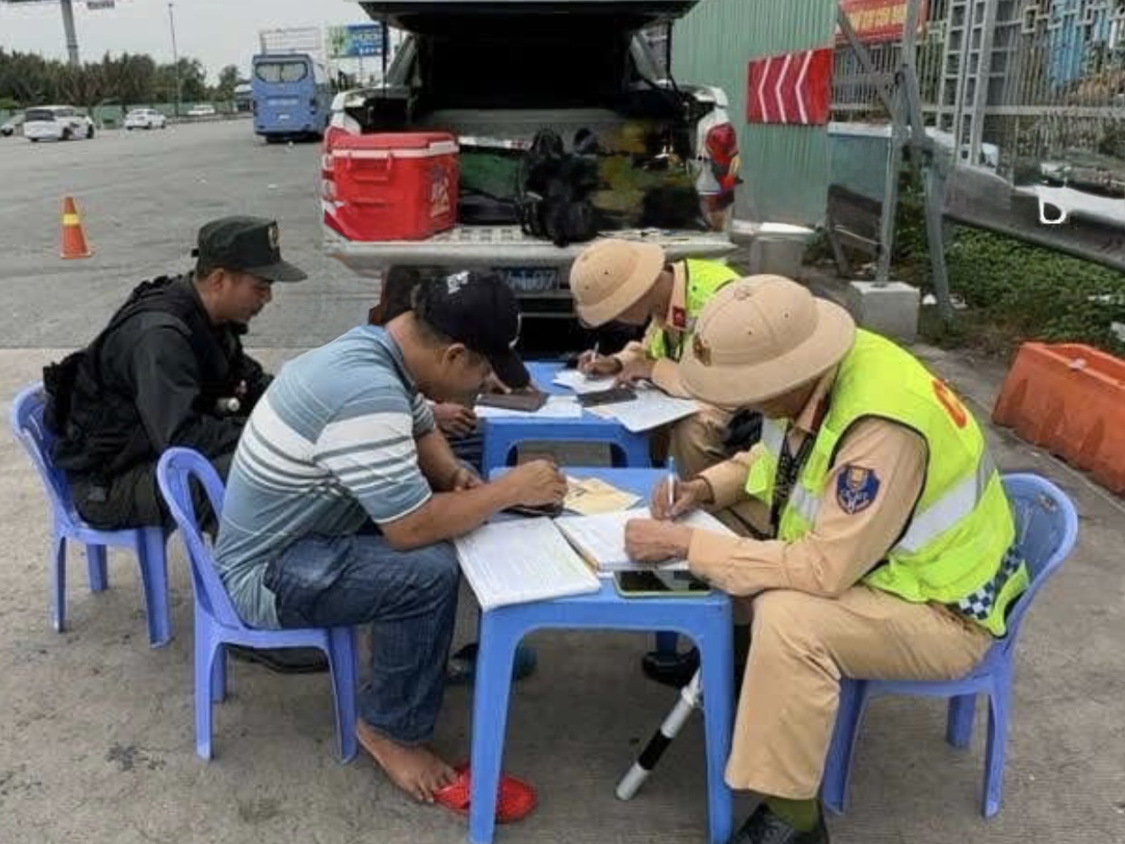 CSGT xử phạt nhiều tài xế sử dụng điện thoại khi lưu thông trên cao tốc- Ảnh 2. CSGT xử phạt nhiều tài xế sử dụng điện thoại khi lưu thông trên cao tốc- Ảnh 2.