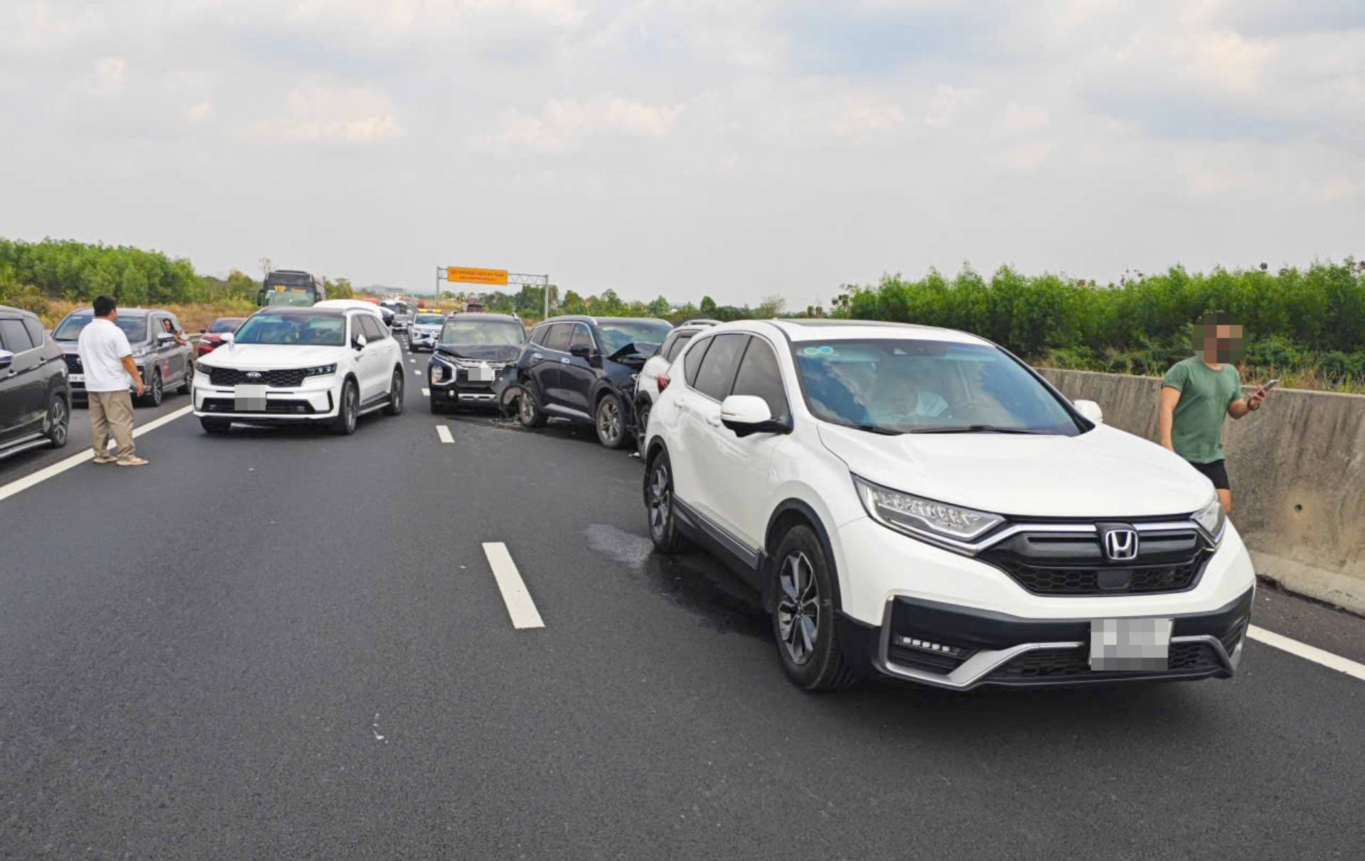 Nhiều lúc xe đi chậm, vì sao vẫn xảy ra tai nạn "dồn toa" trên cao tốc?- Ảnh 1. Nhiều lúc xe đi chậm, vì sao vẫn xảy ra tai nạn "dồn toa" trên cao tốc?- Ảnh 1.