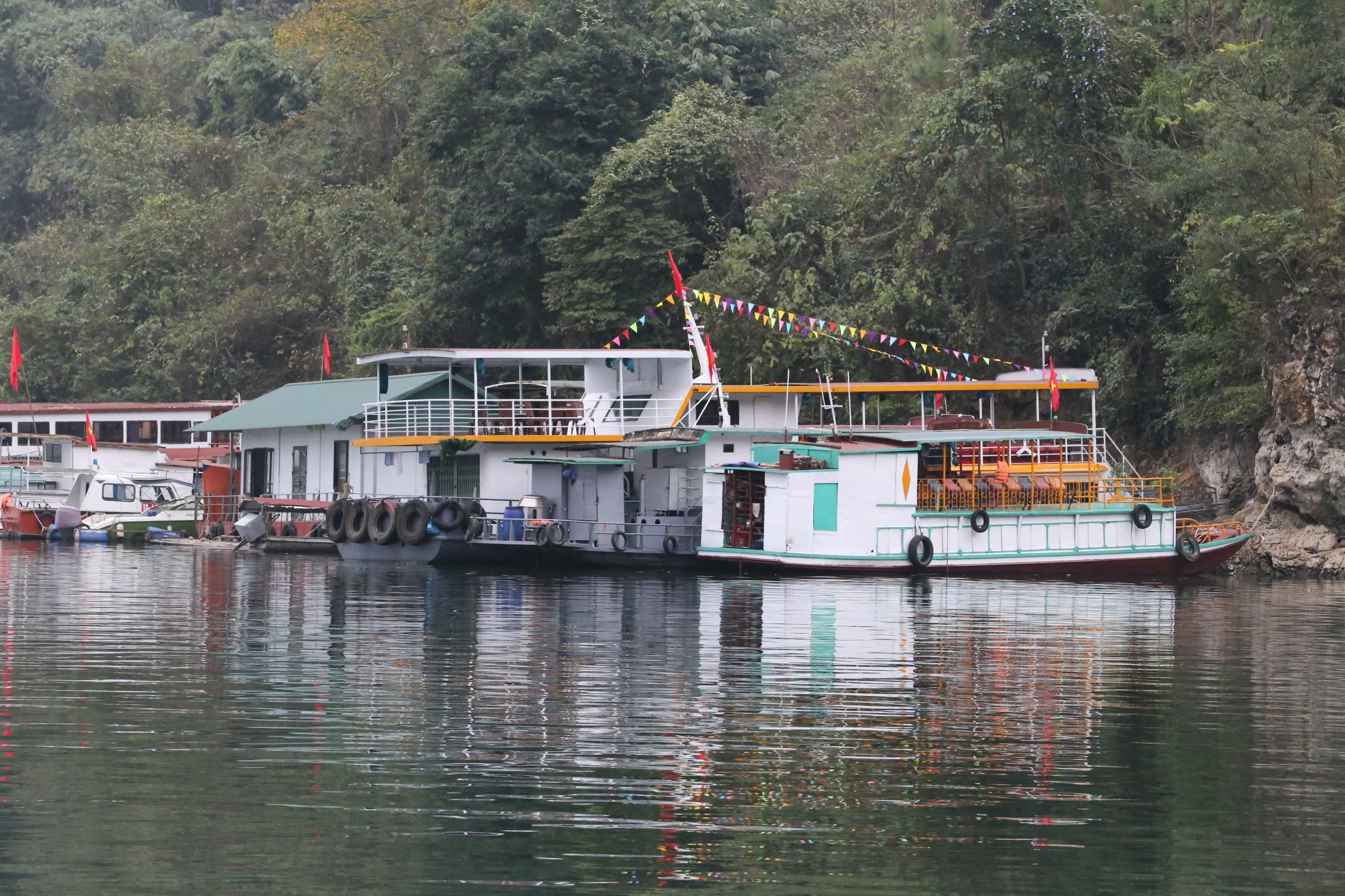 Nhiều t&agrave;u thuyền kh&ocirc;ng đủ điều kiện xuất bến, kh&aacute;ch du xu&acirc;n đền Th&aacute;c Bờ phải quay về- Ảnh 2.