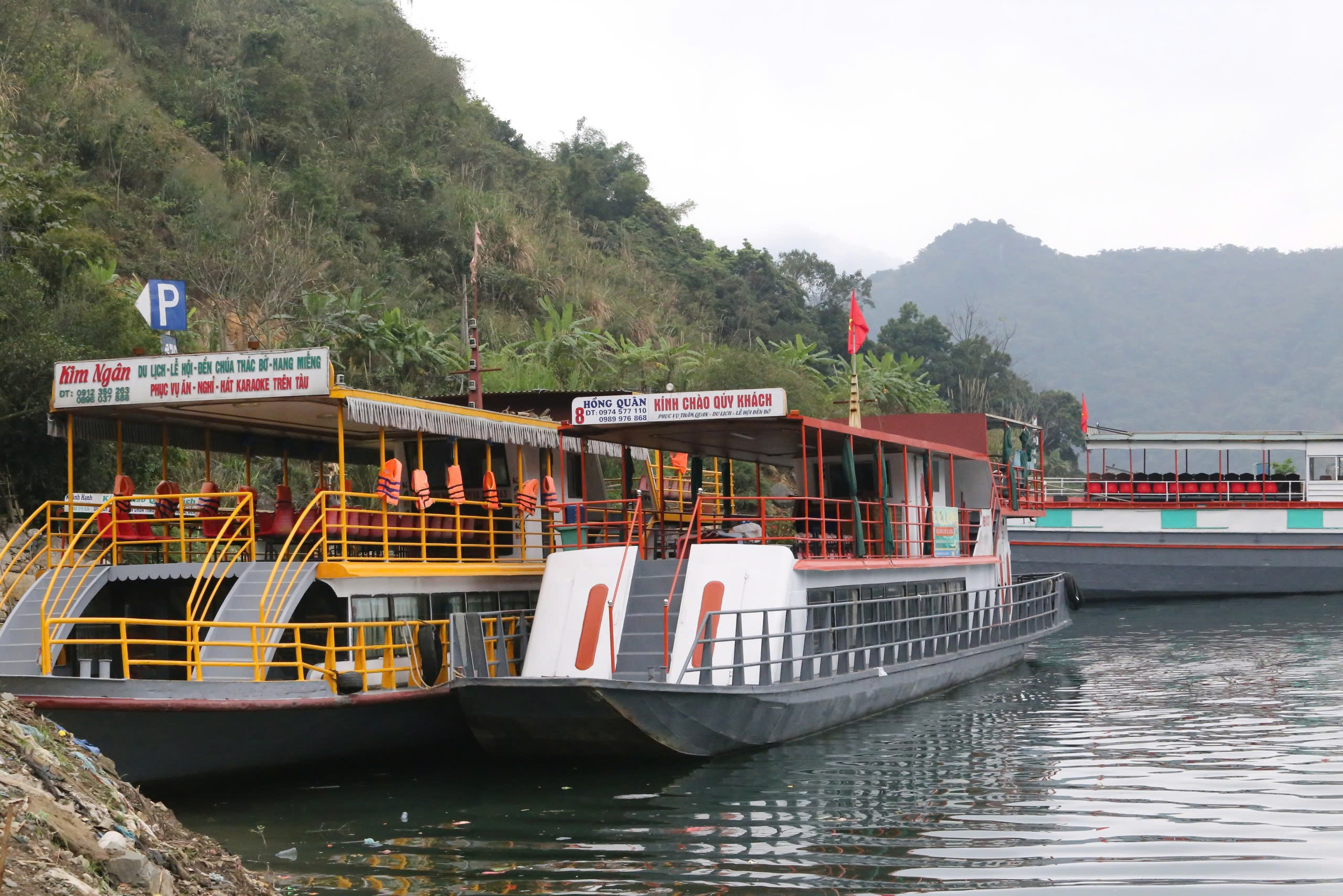 Nhiều t&agrave;u thuyền kh&ocirc;ng đủ điều kiện xuất bến, kh&aacute;ch du xu&acirc;n đền Th&aacute;c Bờ phải quay về- Ảnh 4.