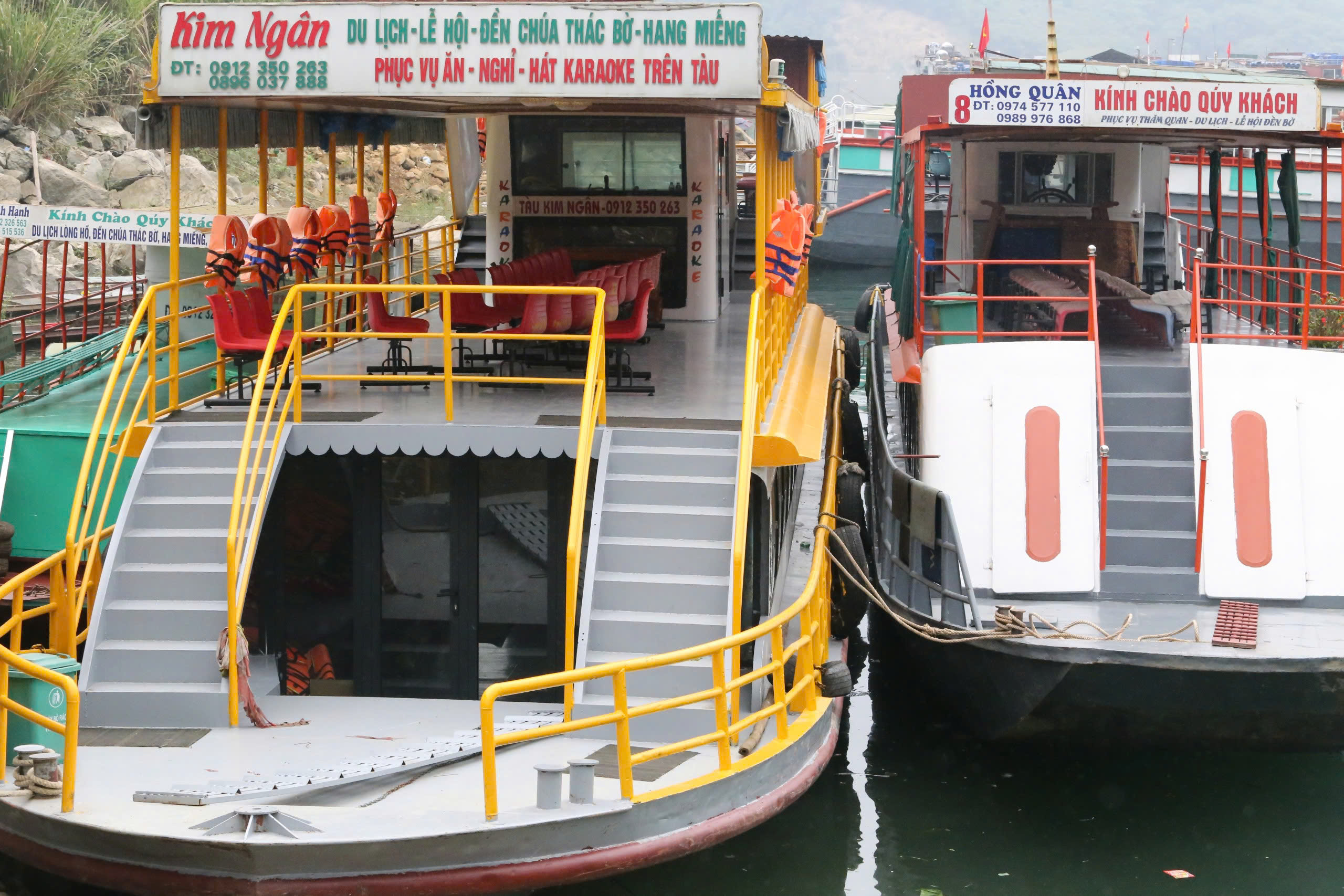 Nhiều t&agrave;u thuyền kh&ocirc;ng đủ điều kiện xuất bến, kh&aacute;ch du xu&acirc;n đền Th&aacute;c Bờ phải quay về- Ảnh 6.