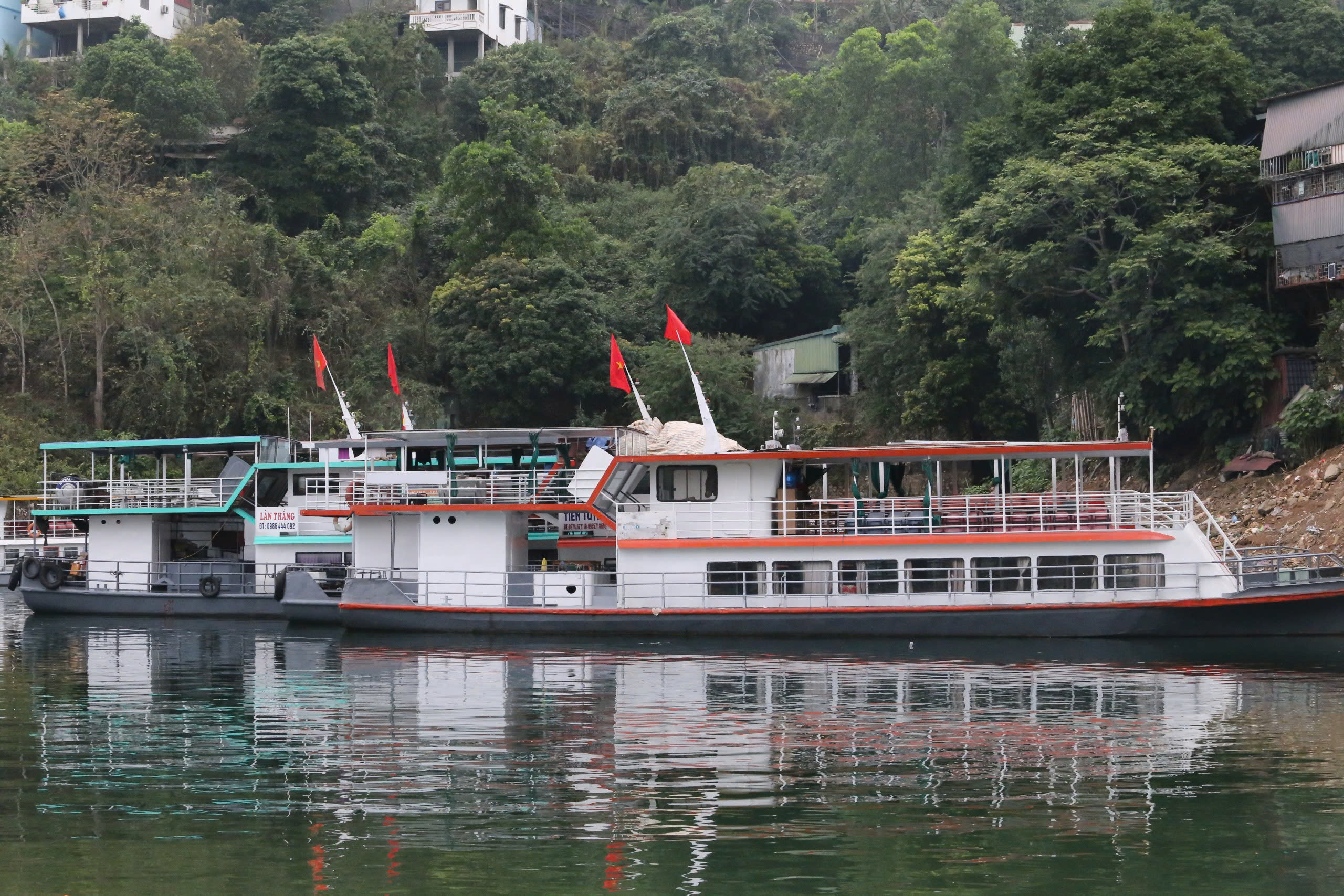 Nhiều t&agrave;u thuyền kh&ocirc;ng đủ điều kiện xuất bến, kh&aacute;ch du xu&acirc;n đền Th&aacute;c Bờ phải quay về- Ảnh 3.