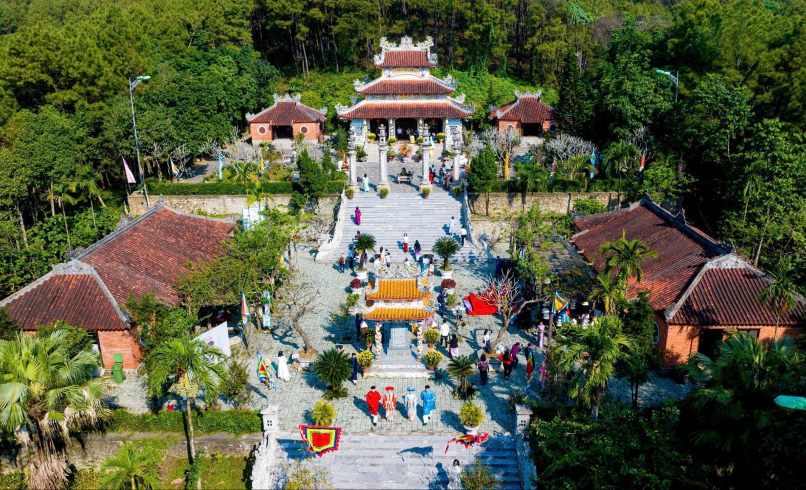 Huế: Hàng nghìn du khách dâng hương khai hội Huyền Trân- Ảnh 10. Huế: Hàng nghìn du khách dâng hương khai hội Huyền Trân- Ảnh 10.