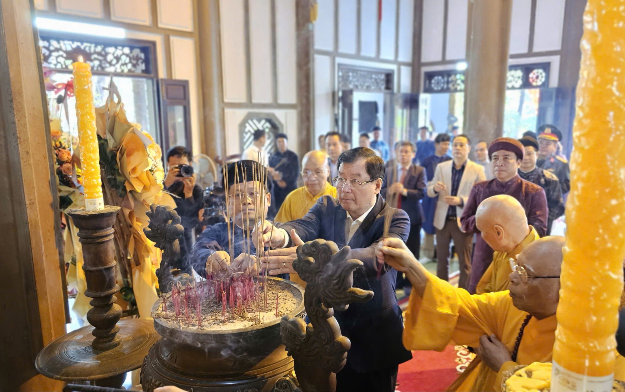 Huế: Hàng nghìn du khách dâng hương khai hội Huyền Trân- Ảnh 9. Huế: Hàng nghìn du khách dâng hương khai hội Huyền Trân- Ảnh 9.