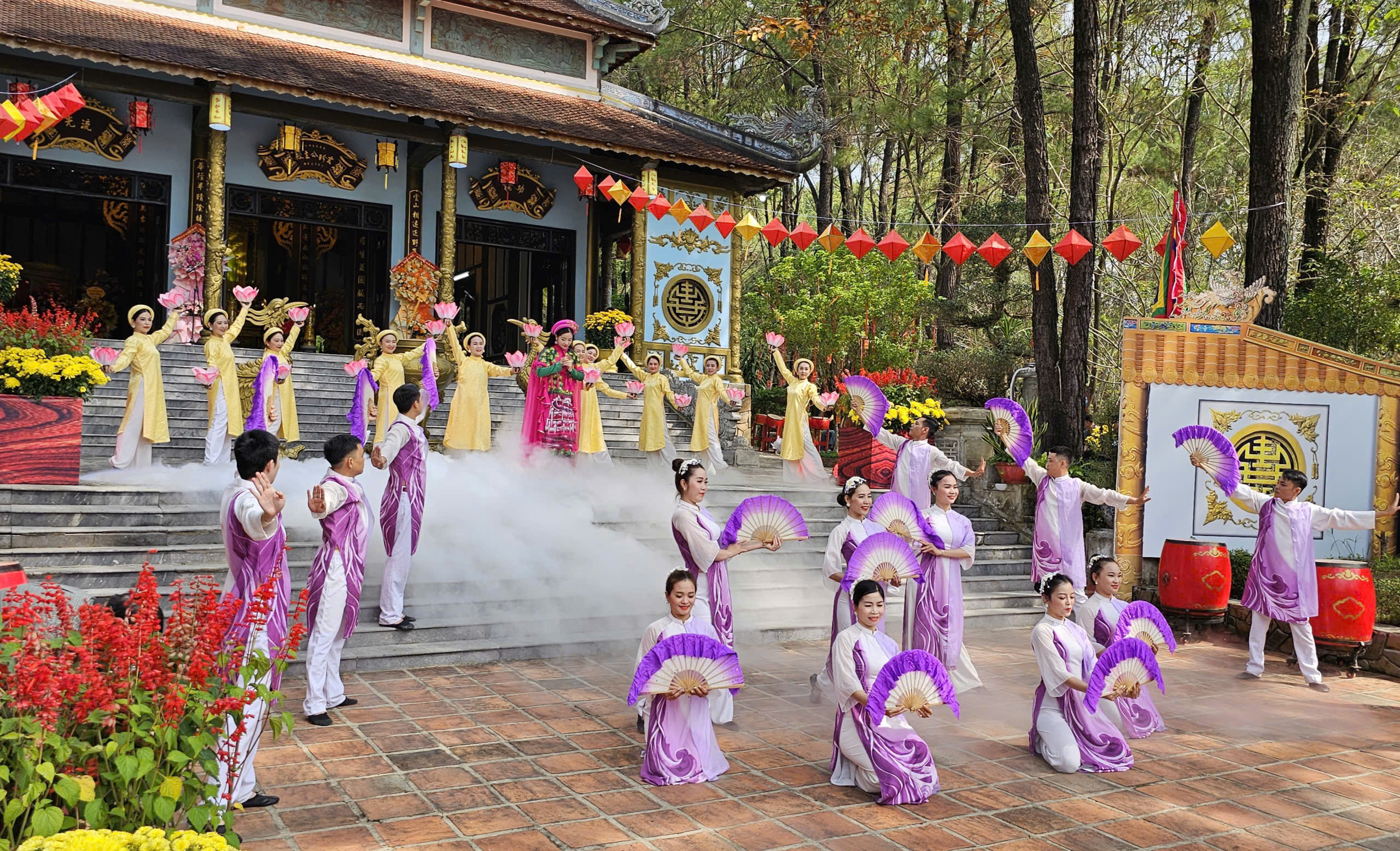 Huế: Hàng nghìn du khách dâng hương khai hội Huyền Trân- Ảnh 14. Huế: Hàng nghìn du khách dâng hương khai hội Huyền Trân- Ảnh 14.