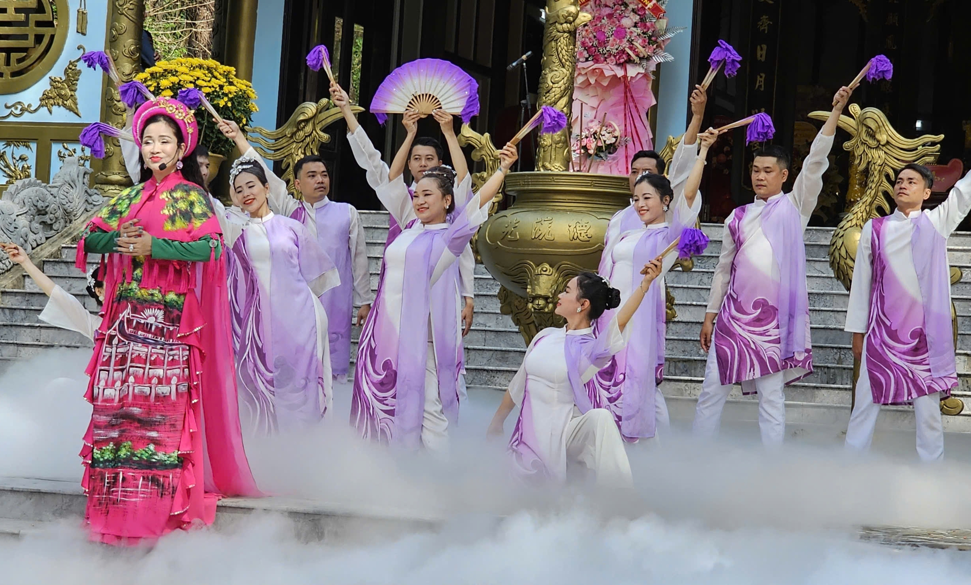 Huế: Hàng nghìn du khách dâng hương khai hội Huyền Trân- Ảnh 6. Huế: Hàng nghìn du khách dâng hương khai hội Huyền Trân- Ảnh 6.