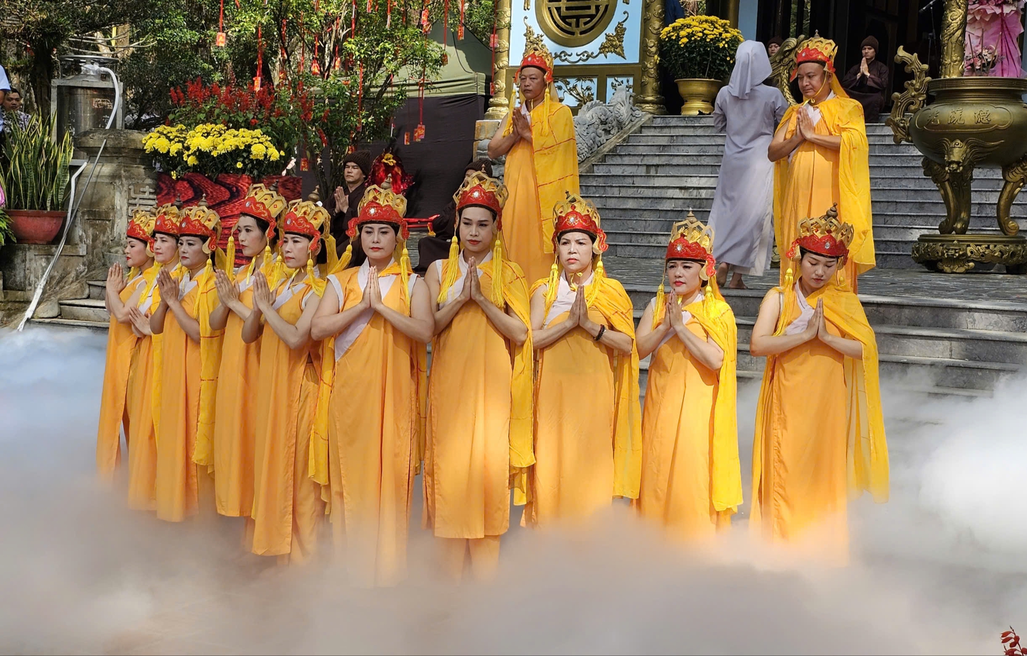 Huế: Hàng nghìn du khách dâng hương khai hội Huyền Trân- Ảnh 5. Huế: Hàng nghìn du khách dâng hương khai hội Huyền Trân- Ảnh 5.