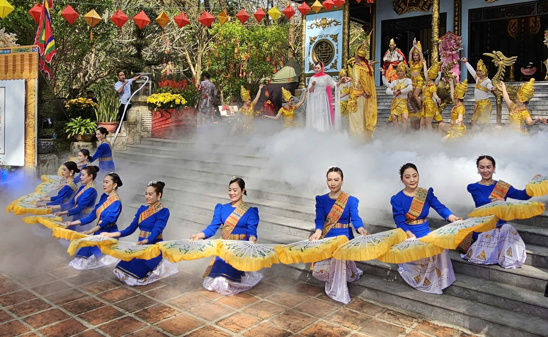 Huế: Hàng nghìn du khách dâng hương khai hội Huyền Trân- Ảnh 15. Huế: Hàng nghìn du khách dâng hương khai hội Huyền Trân- Ảnh 15.