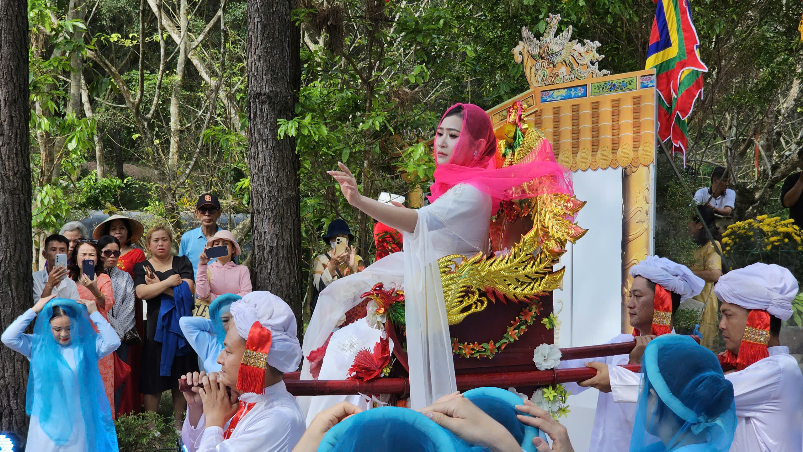 Huế: Hàng nghìn du khách dâng hương khai hội Huyền Trân- Ảnh 11. Huế: Hàng nghìn du khách dâng hương khai hội Huyền Trân- Ảnh 11.