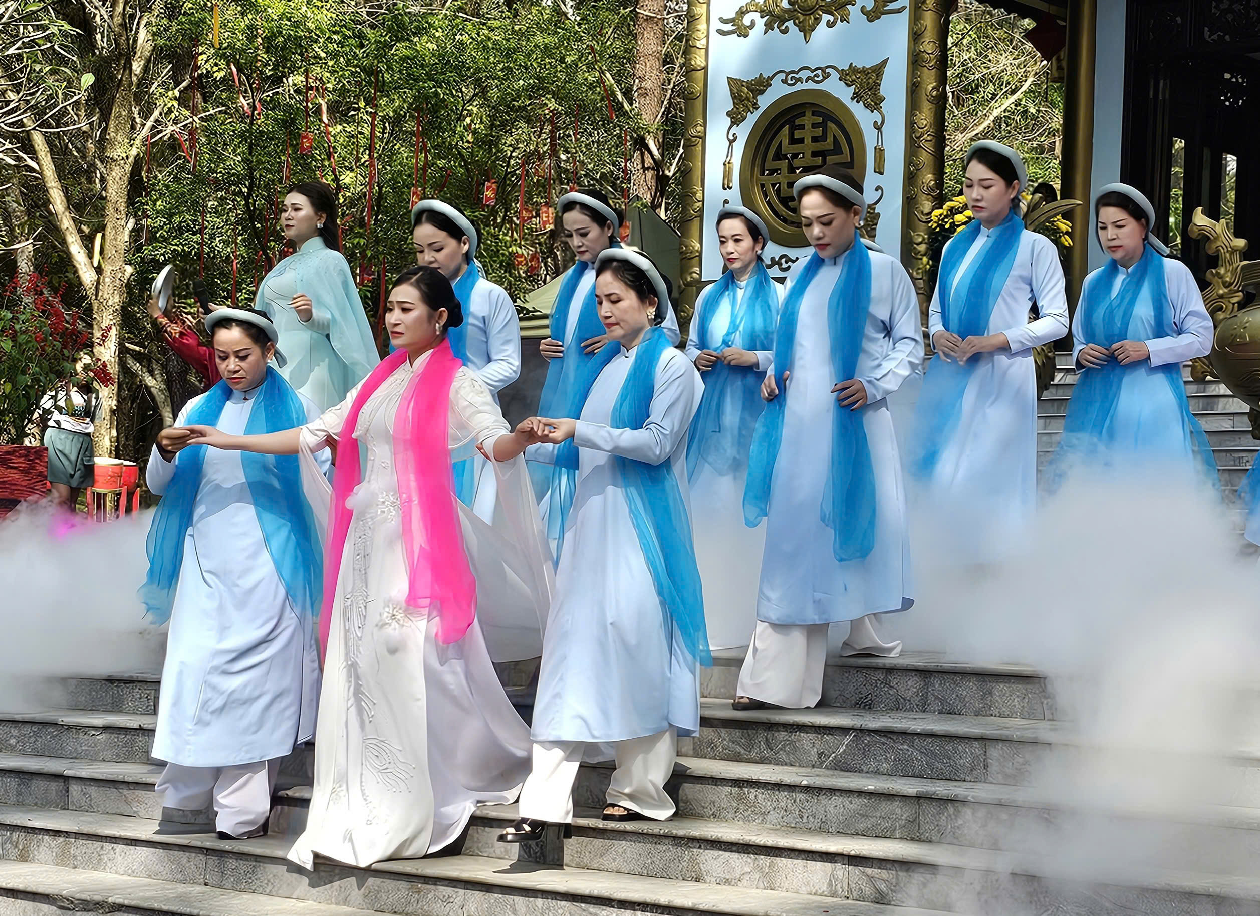 Huế: Hàng nghìn du khách dâng hương khai hội Huyền Trân- Ảnh 12. Huế: Hàng nghìn du khách dâng hương khai hội Huyền Trân- Ảnh 12.