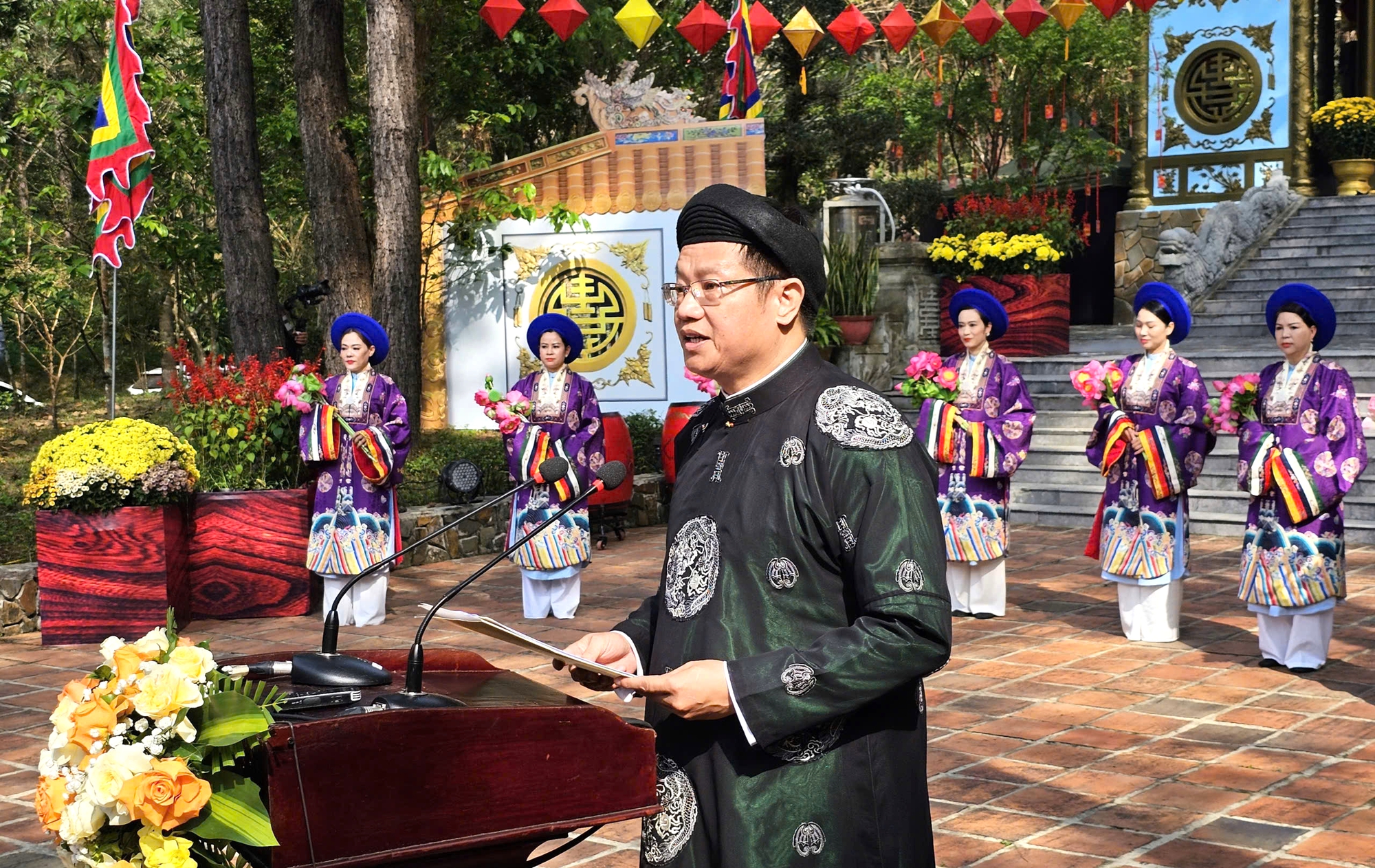 Huế: Hàng nghìn du khách dâng hương khai hội Huyền Trân- Ảnh 1. Huế: Hàng nghìn du khách dâng hương khai hội Huyền Trân- Ảnh 1.