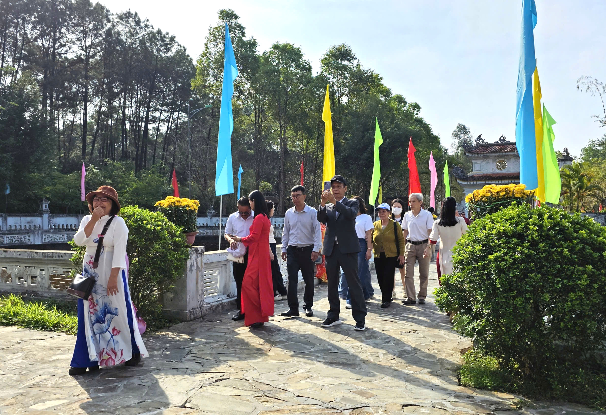 Huế: Hàng nghìn du khách dâng hương khai hội Huyền Trân- Ảnh 3. Huế: Hàng nghìn du khách dâng hương khai hội Huyền Trân- Ảnh 3.