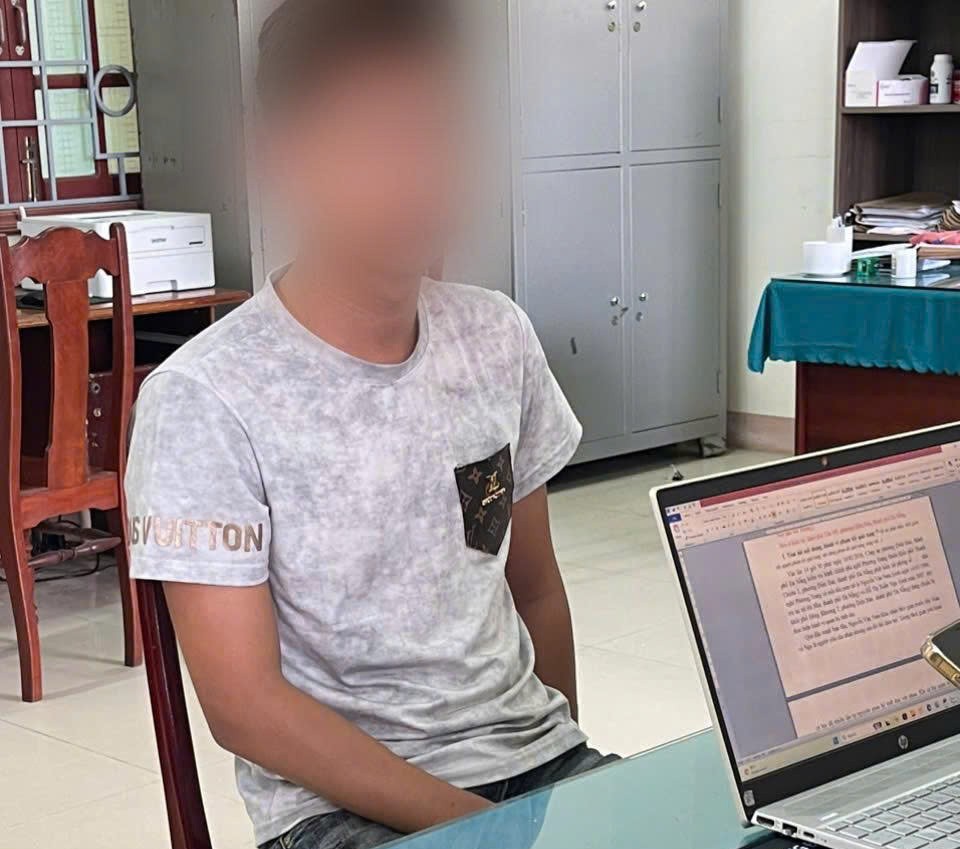 Tạm giữ h&igrave;nh sự kẻ quay video nhạy cảm để &eacute;p bạn g&aacute;i cũ quan hệ- Ảnh 1.