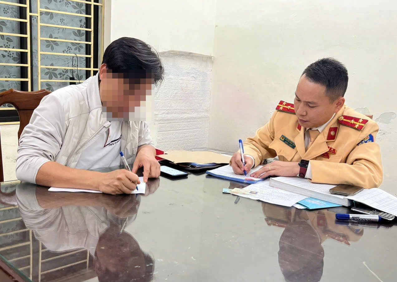 H&agrave; Nội: Xử phạt t&agrave;i xế cho trẻ nhỏ ngồi c&ugrave;ng h&agrave;ng ghế l&aacute;i xe- Ảnh 2.