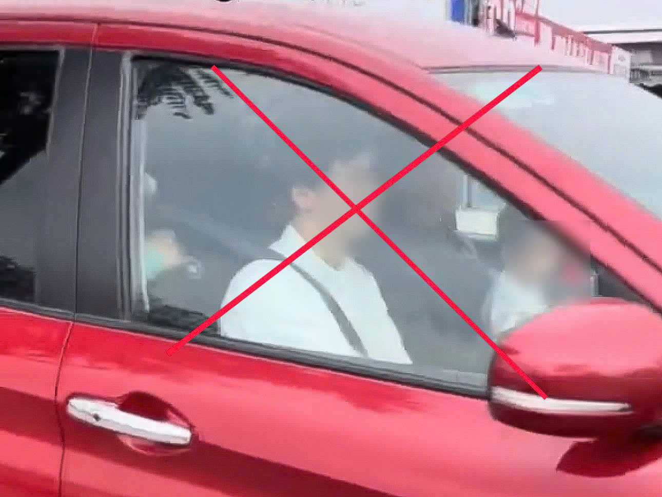 H&agrave; Nội: Xử phạt t&agrave;i xế cho trẻ nhỏ ngồi c&ugrave;ng h&agrave;ng ghế l&aacute;i xe- Ảnh 1.