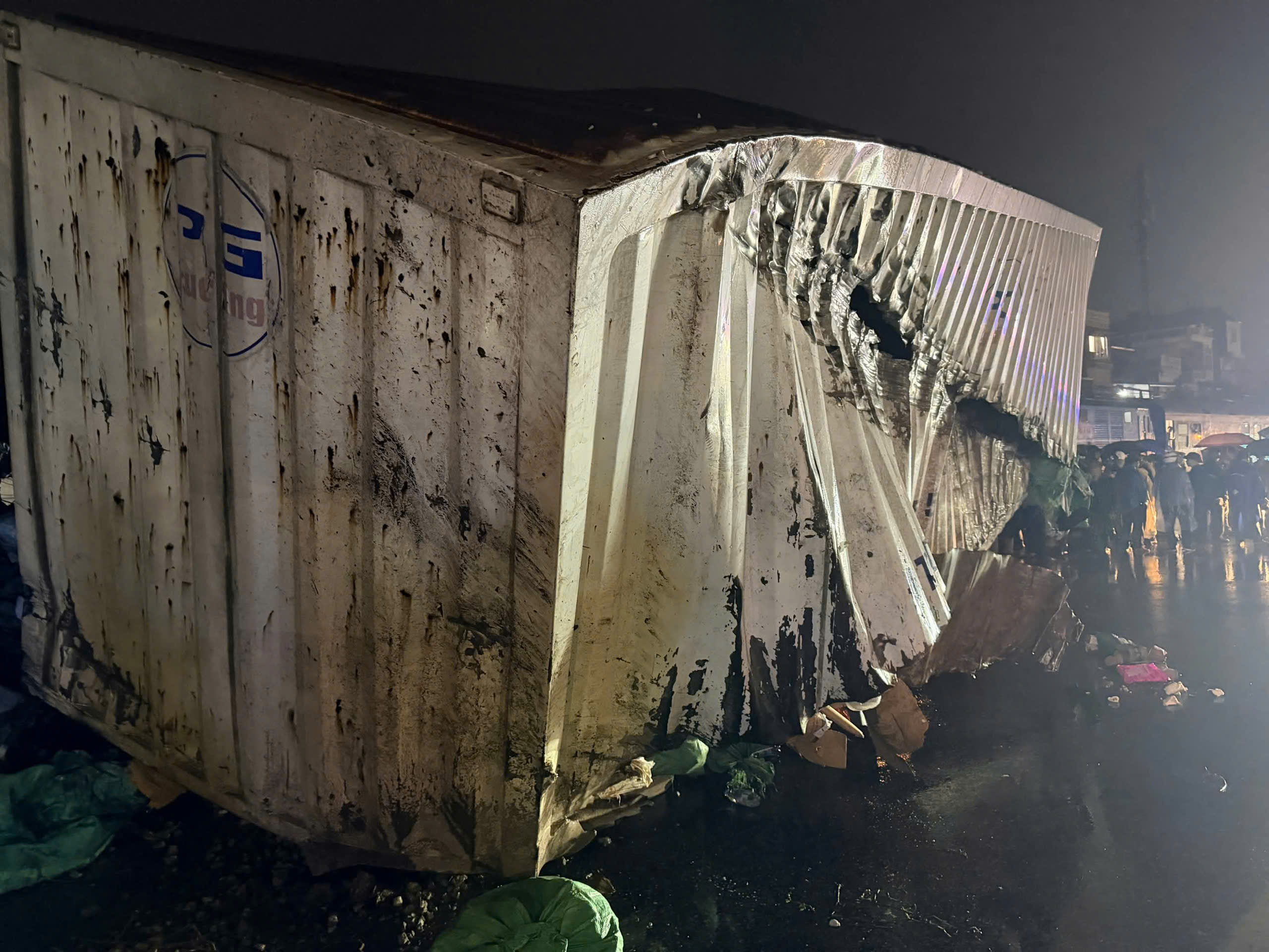 Hiện trường vụ tai nạn đường sắt khiến t&agrave;i xế &ocirc; t&ocirc; tử vong, một người bị thương ở Ngọc Hồi- Ảnh 9.