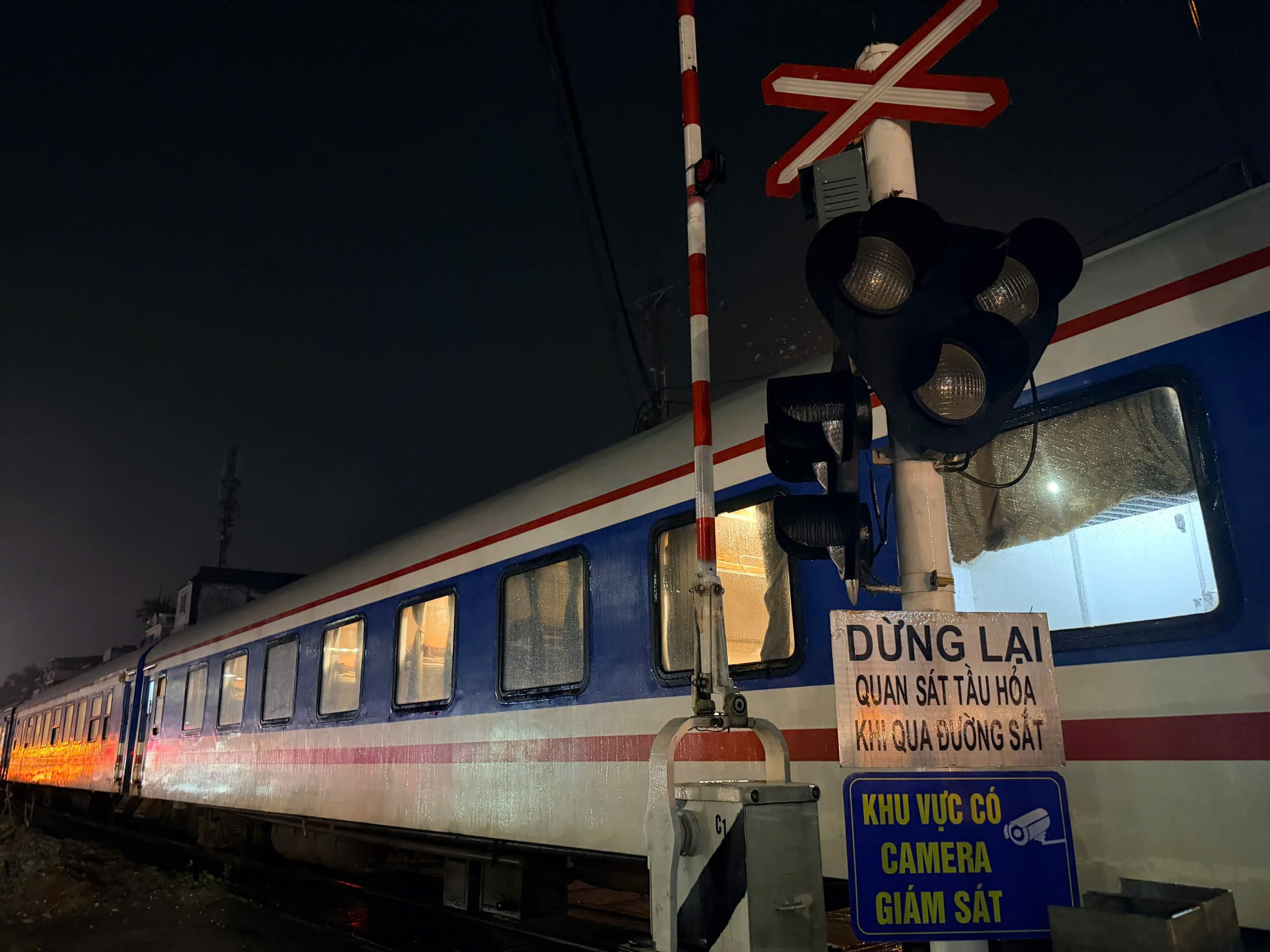 Hiện trường vụ tai nạn đường sắt khiến t&agrave;i xế &ocirc; t&ocirc; tử vong, một người bị thương ở Ngọc Hồi- Ảnh 3.