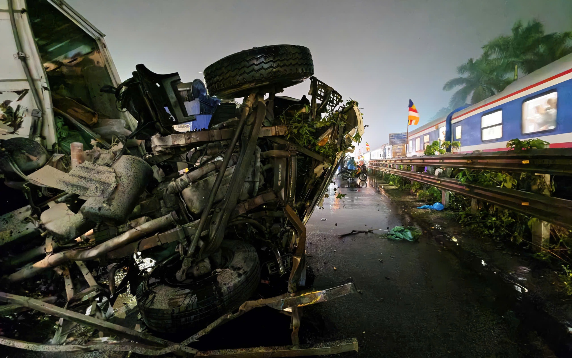 Hiện trường vụ tai nạn đường sắt khiến t&agrave;i xế &ocirc; t&ocirc; tử vong, một người bị thương ở Ngọc Hồi