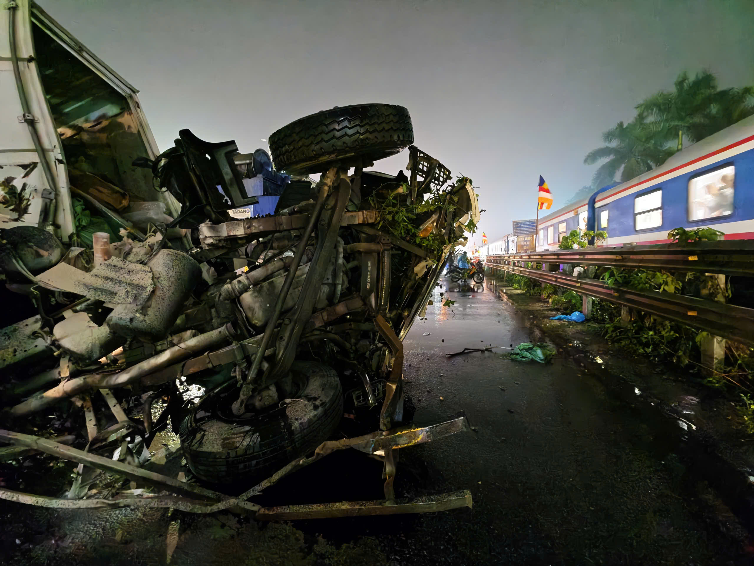 Hiện trường vụ tai nạn đường sắt khiến t&agrave;i xế &ocirc; t&ocirc; tử vong, một người bị thương ở Ngọc Hồi- Ảnh 5.