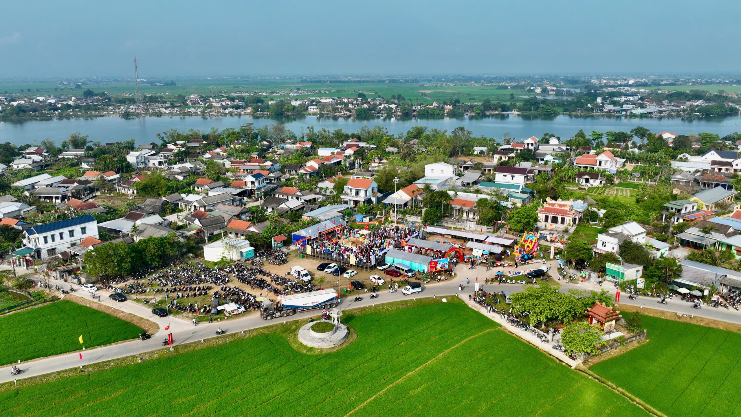 Tưng bừng hội vật truyền thống l&agrave;ng S&igrave;nh hơn 200 năm ở Huế- Ảnh 1.