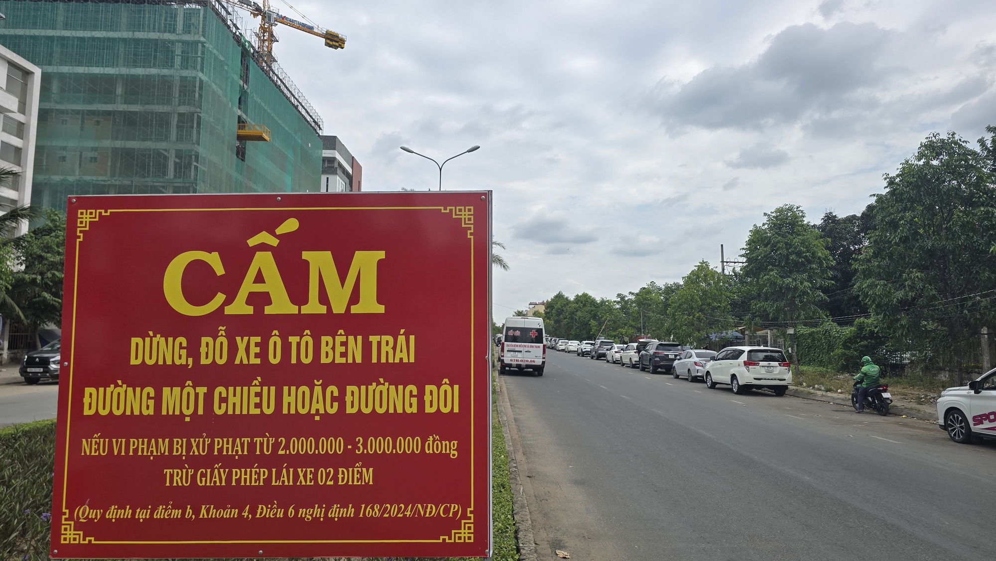 Xử l&yacute; t&igrave;nh trạng đỗ xe quanh Bệnh viện SIS Cần Thơ sau phản &aacute;nh của B&aacute;o X&acirc;y dựng- Ảnh 1.