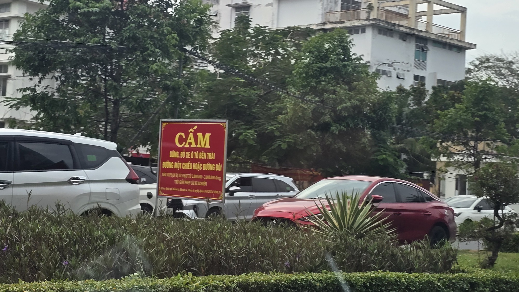 Xử l&yacute; t&igrave;nh trạng đỗ xe quanh Bệnh viện SIS Cần Thơ sau phản &aacute;nh của B&aacute;o X&acirc;y dựng- Ảnh 2.