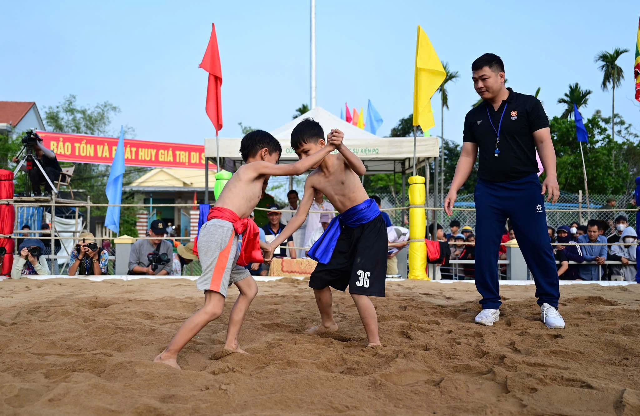 Tưng bừng hội vật truyền thống l&agrave;ng S&igrave;nh hơn 200 năm ở Huế- Ảnh 11.