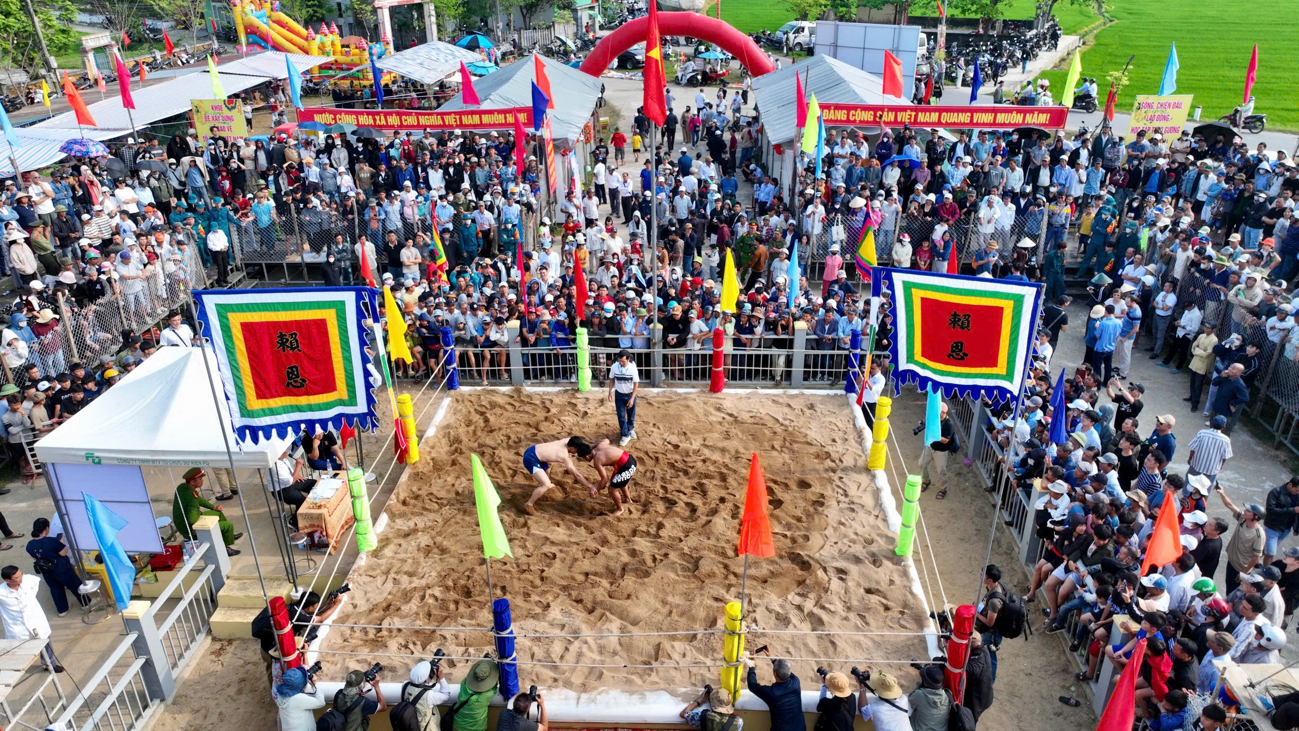 Tưng bừng hội vật truyền thống l&agrave;ng S&igrave;nh hơn 200 năm ở Huế- Ảnh 3.