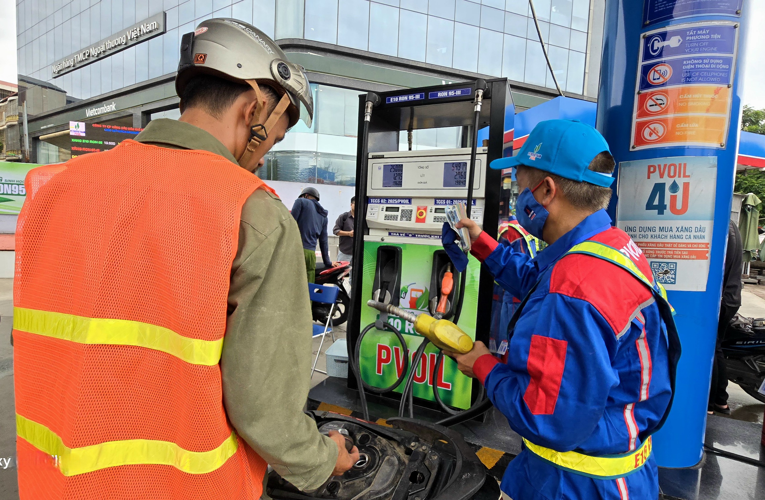 Gi&aacute; xăng tăng mạnh từ chiều nay 26/2- Ảnh 1.