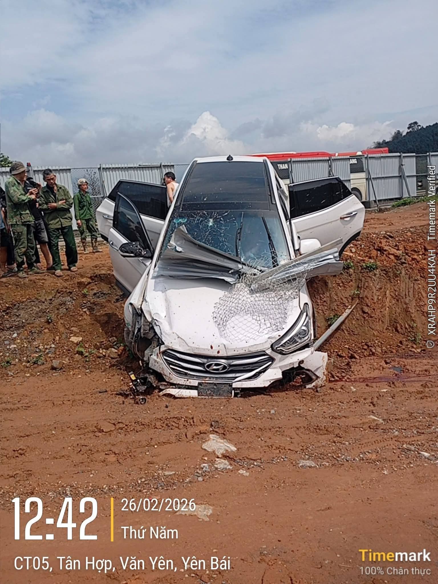 &Ocirc; t&ocirc; con văng khỏi cao tốc Nội B&agrave;i - L&agrave;o Cai, hai người bị thương nặng- Ảnh 3.