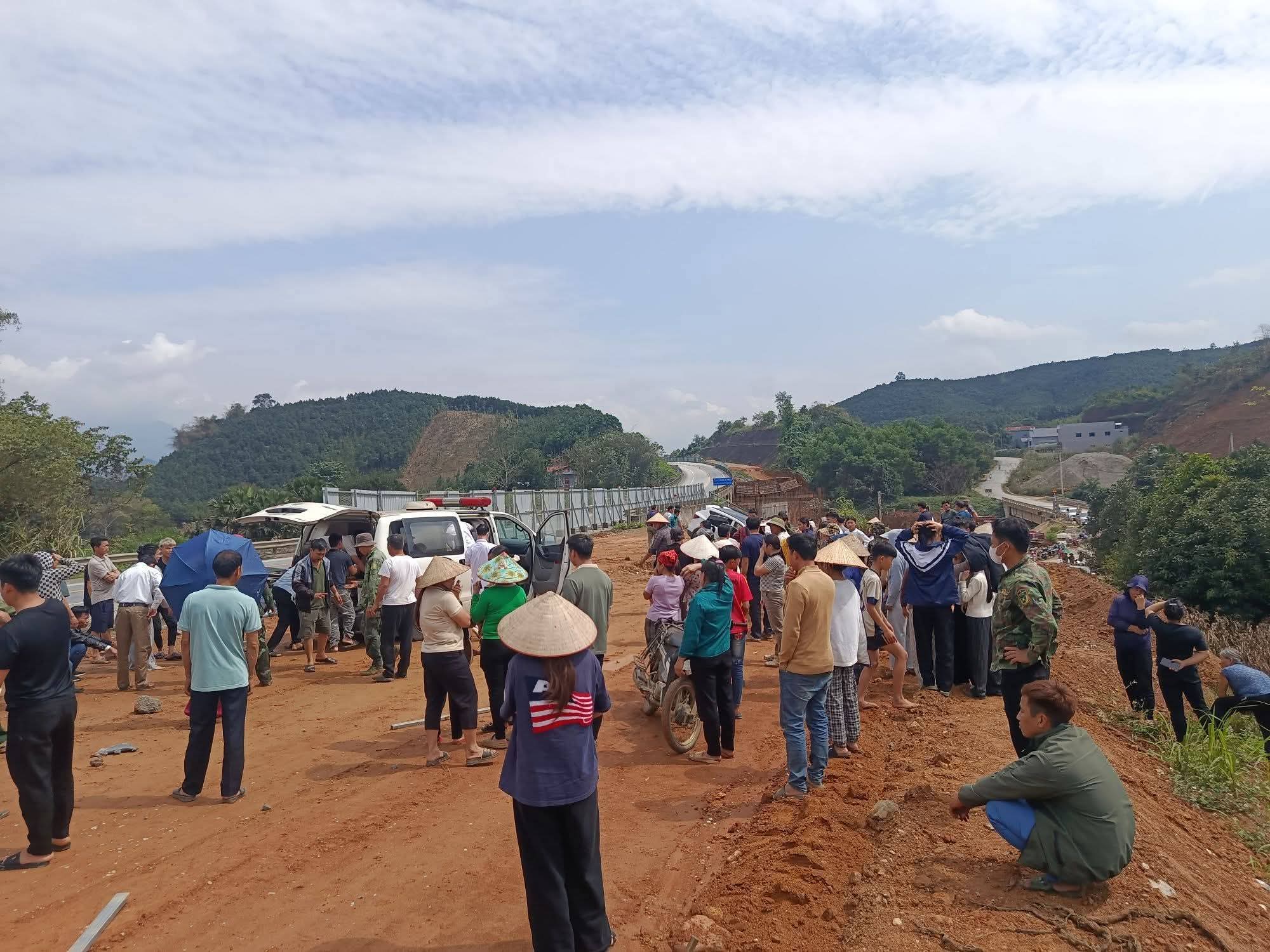 &Ocirc; t&ocirc; con văng khỏi cao tốc Nội B&agrave;i - L&agrave;o Cai, hai người bị thương nặng- Ảnh 2.