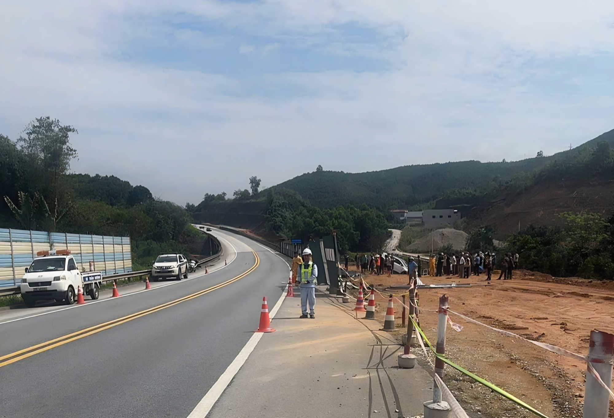 &Ocirc; t&ocirc; con văng khỏi cao tốc Nội B&agrave;i - L&agrave;o Cai, hai người bị thương nặng- Ảnh 1.