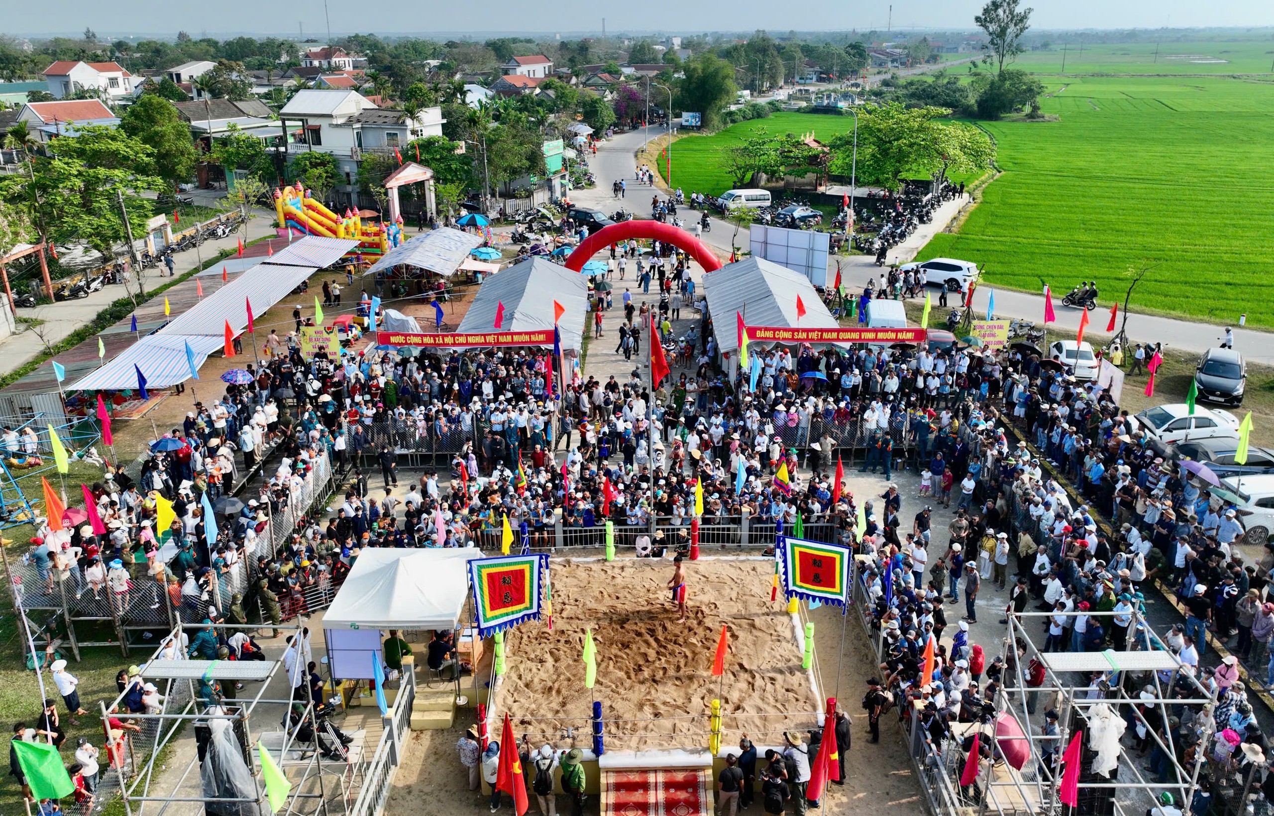 Tưng bừng hội vật truyền thống l&agrave;ng S&igrave;nh hơn 200 năm ở Huế- Ảnh 9.