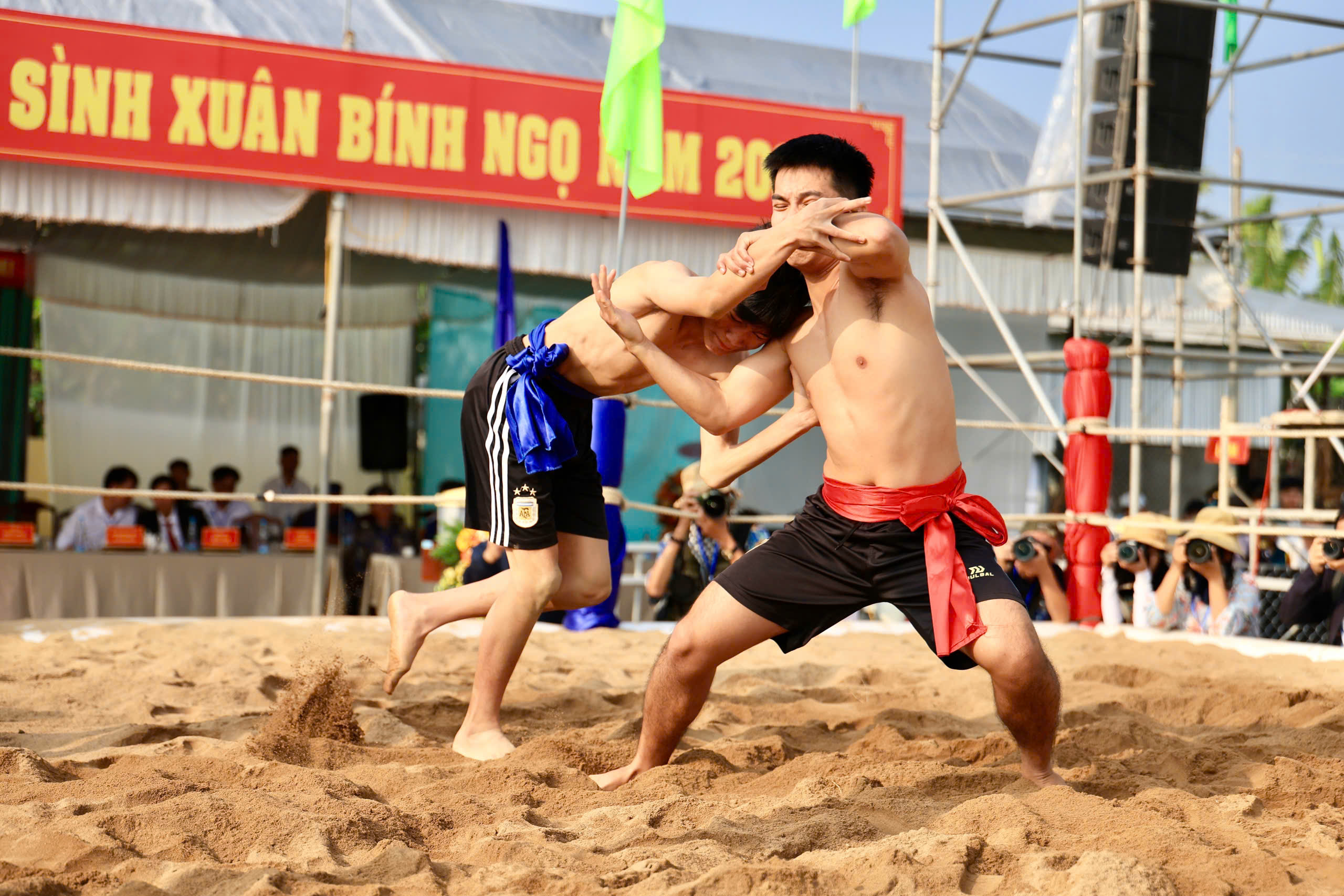 Tưng bừng hội vật truyền thống l&agrave;ng S&igrave;nh hơn 200 năm ở Huế- Ảnh 7.