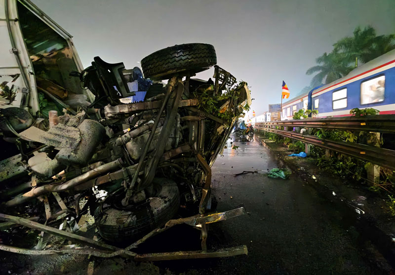 Tại hiện trường, chiếc xe tải bị v&ograve; n&aacute;t sau khi bị t&agrave;u hỏa h&uacute;c văng xa khoảng 100m.