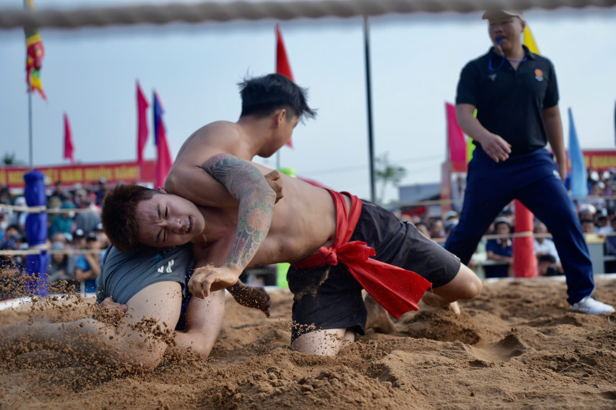 Tưng bừng hội vật truyền thống l&agrave;ng S&igrave;nh hơn 200 năm ở Huế- Ảnh 8.