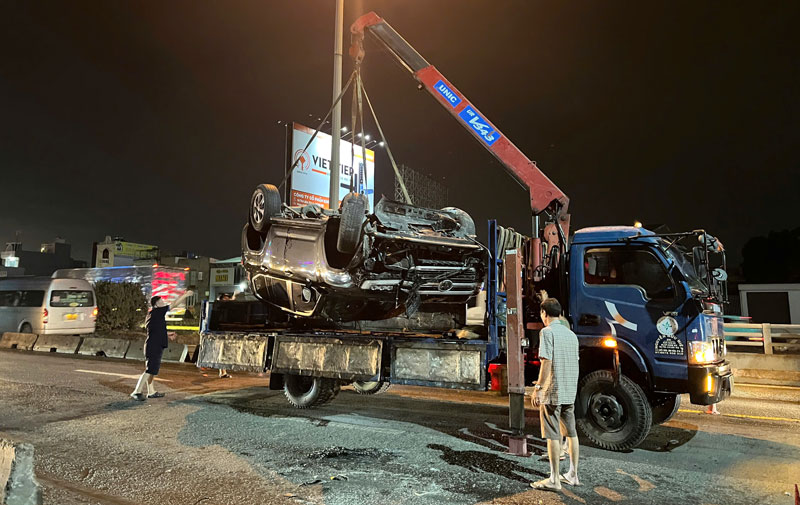 C&ocirc;ng an v&agrave; xe cứu hộ đến hiện trường di dời chiếc &ocirc; t&ocirc; gặp nạn.