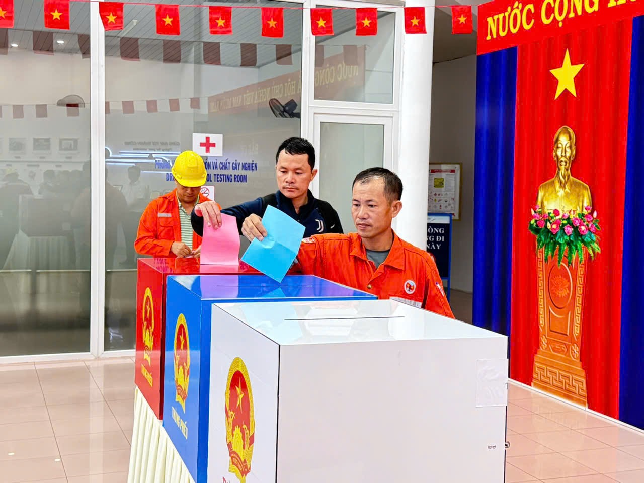 Hơn 4.500 cử tri ở TP.HCM bỏ phiếu bầu cử sớm- Ảnh 1.