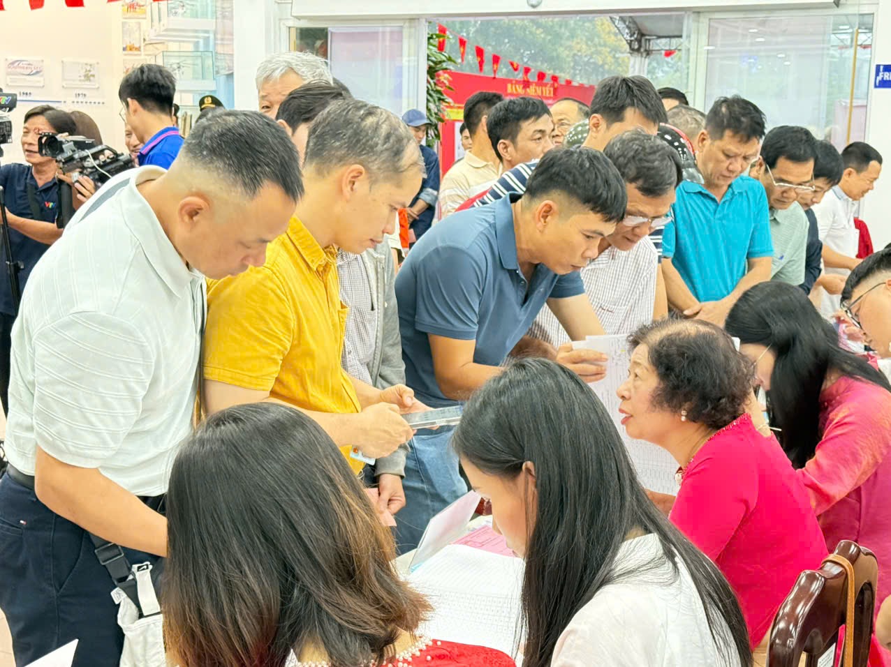 Hơn 4.500 cử tri ở TP.HCM bỏ phiếu bầu cử sớm- Ảnh 2.