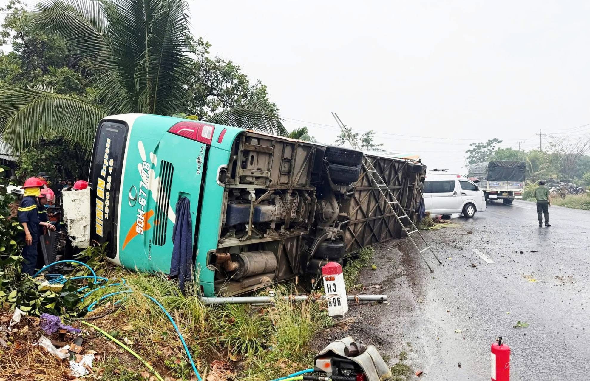 Xe kh&aacute;ch lật trong mưa lớn, 1 người tử vong, 2 người bị thương- Ảnh 1.