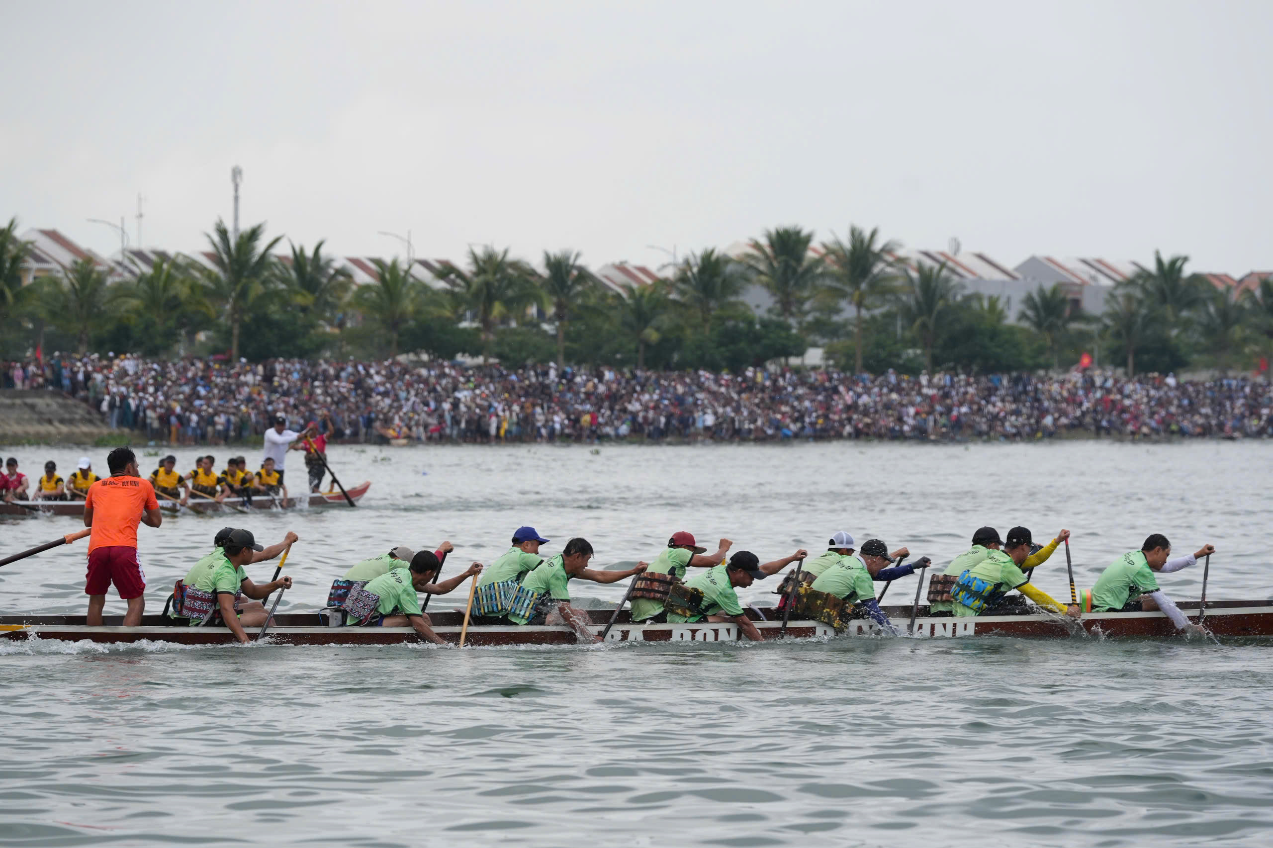 Người dân, du khách Đà Nẵng sôi nổi theo dõi giải đua thuyền ở biển Cửa Đại, Hội An- Ảnh 2. Người dân, du khách Đà Nẵng sôi nổi theo dõi giải đua thuyền ở biển Cửa Đại, Hội An- Ảnh 2.