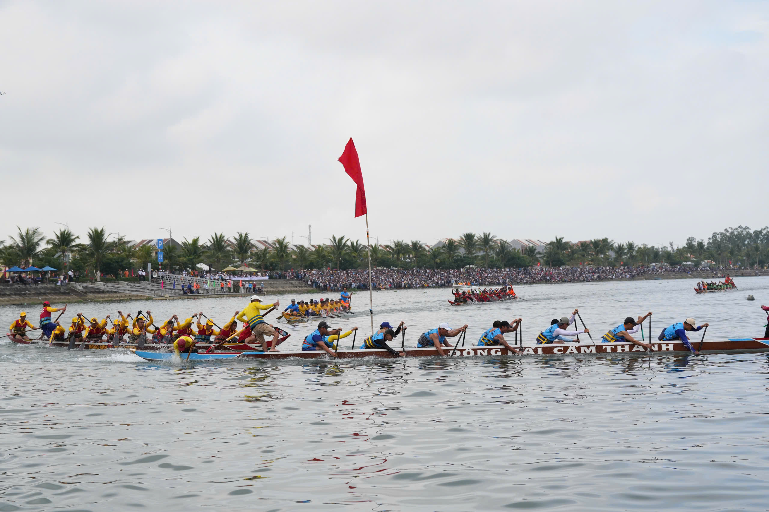 Người dân, du khách Đà Nẵng sôi nổi theo dõi giải đua thuyền ở biển Cửa Đại, Hội An- Ảnh 4. Người dân, du khách Đà Nẵng sôi nổi theo dõi giải đua thuyền ở biển Cửa Đại, Hội An- Ảnh 4.