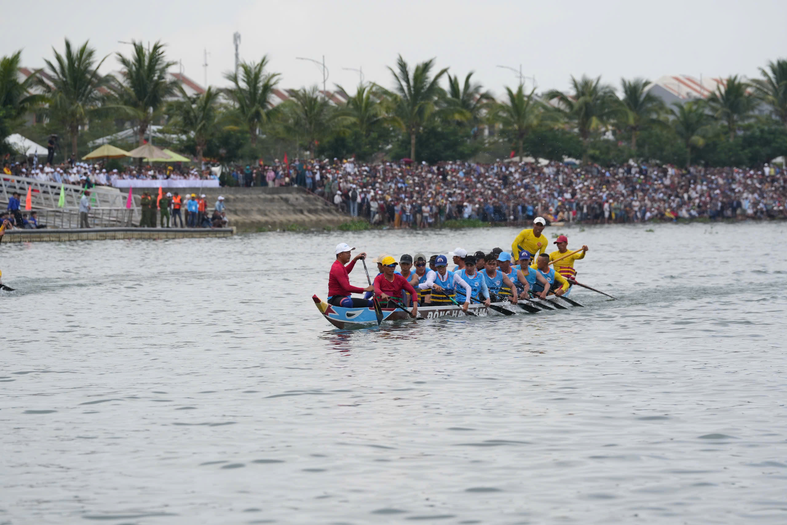 Người dân, du khách Đà Nẵng sôi nổi theo dõi giải đua thuyền ở biển Cửa Đại, Hội An- Ảnh 3. Người dân, du khách Đà Nẵng sôi nổi theo dõi giải đua thuyền ở biển Cửa Đại, Hội An- Ảnh 3.