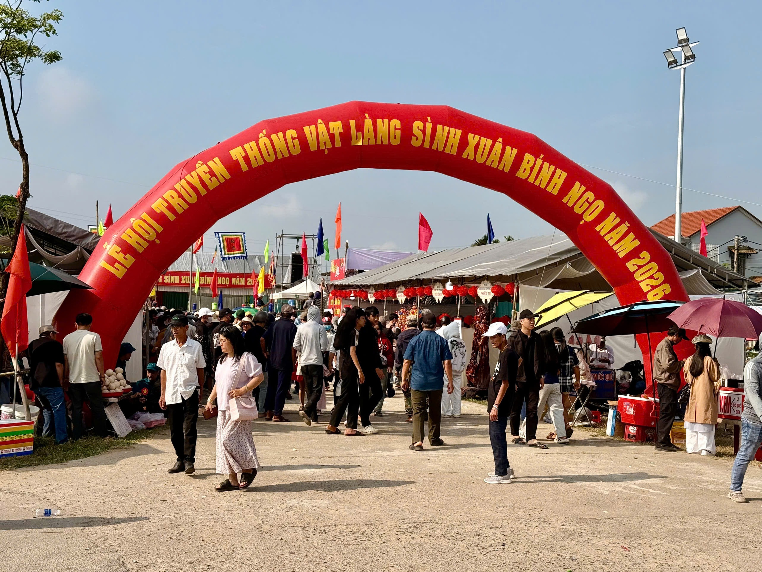 Tưng bừng hội vật truyền thống l&agrave;ng S&igrave;nh hơn 200 năm ở Huế- Ảnh 2.